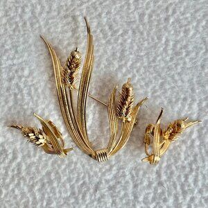 1960s 1970s Gold Tone Wheat Design Brooch & Clip Earrings Set